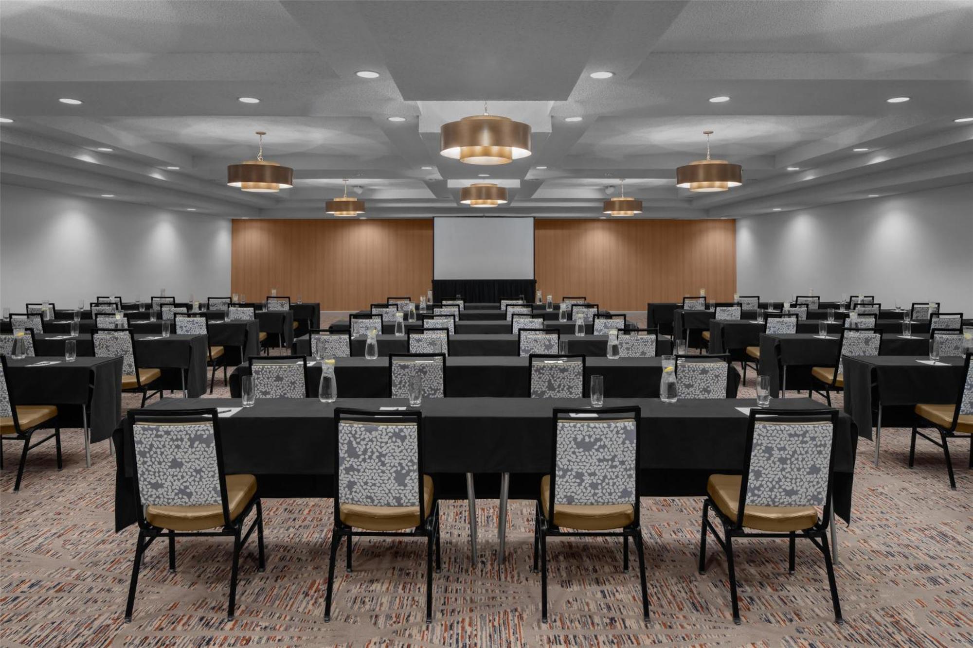 Hotel Embassy By Hilton Biltmore Phoenix
